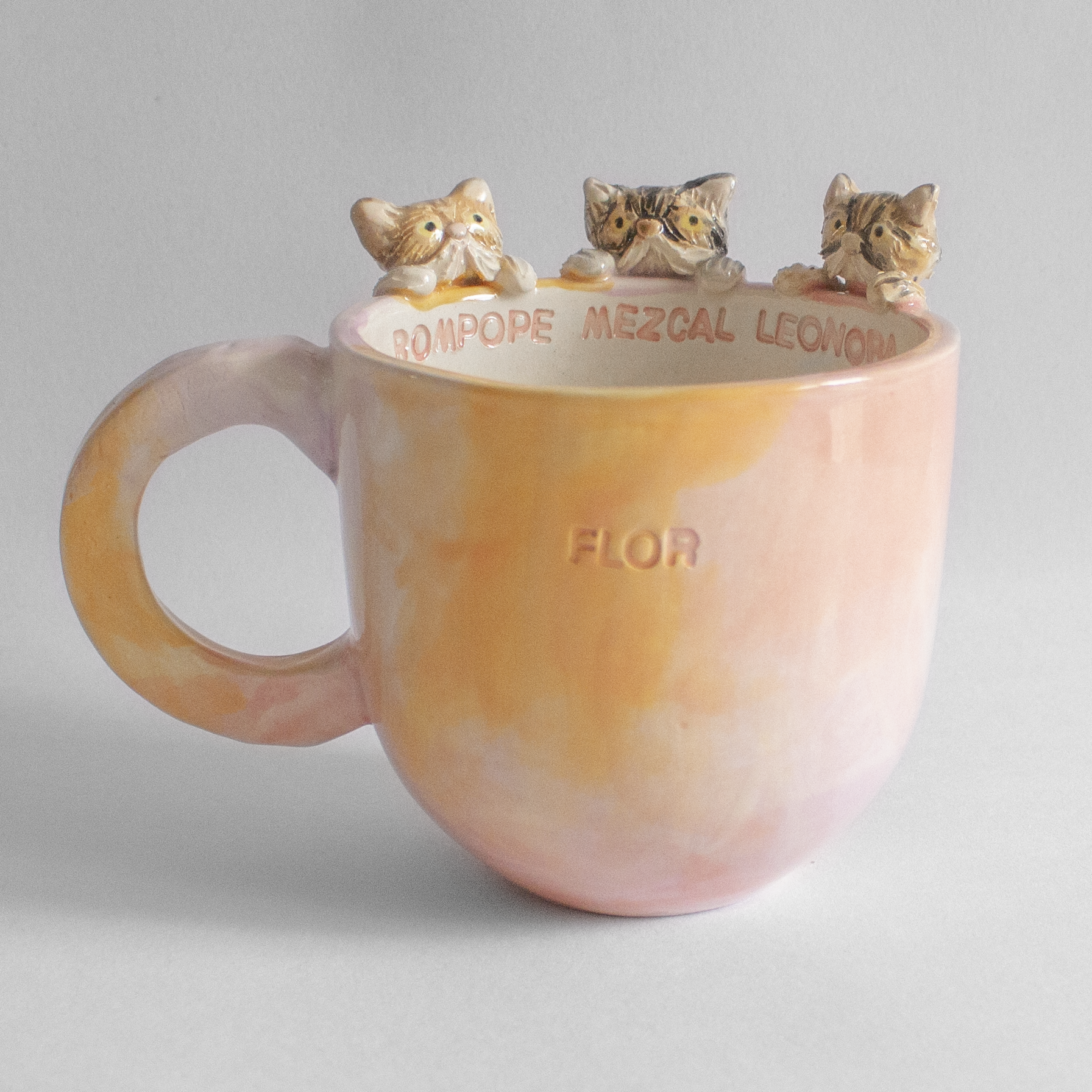 Taza cafetto grande con mascotas y nombre al frente