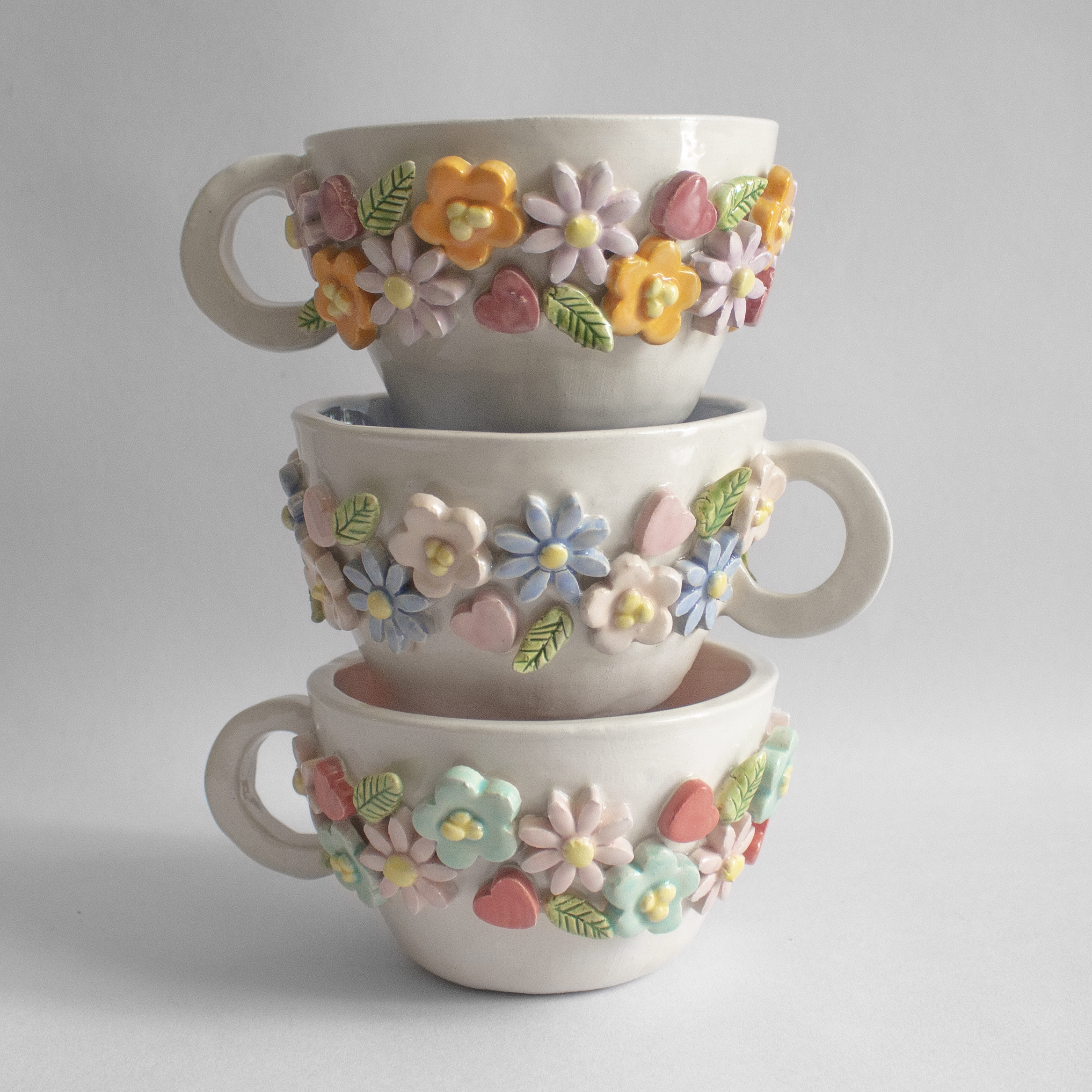 Taza con flores de colores