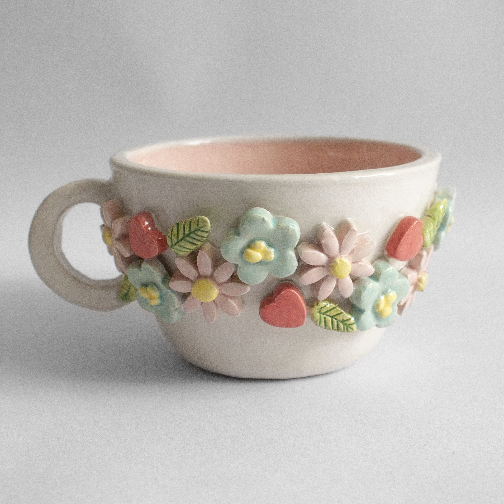 Taza con flores de colores - Imagen 2