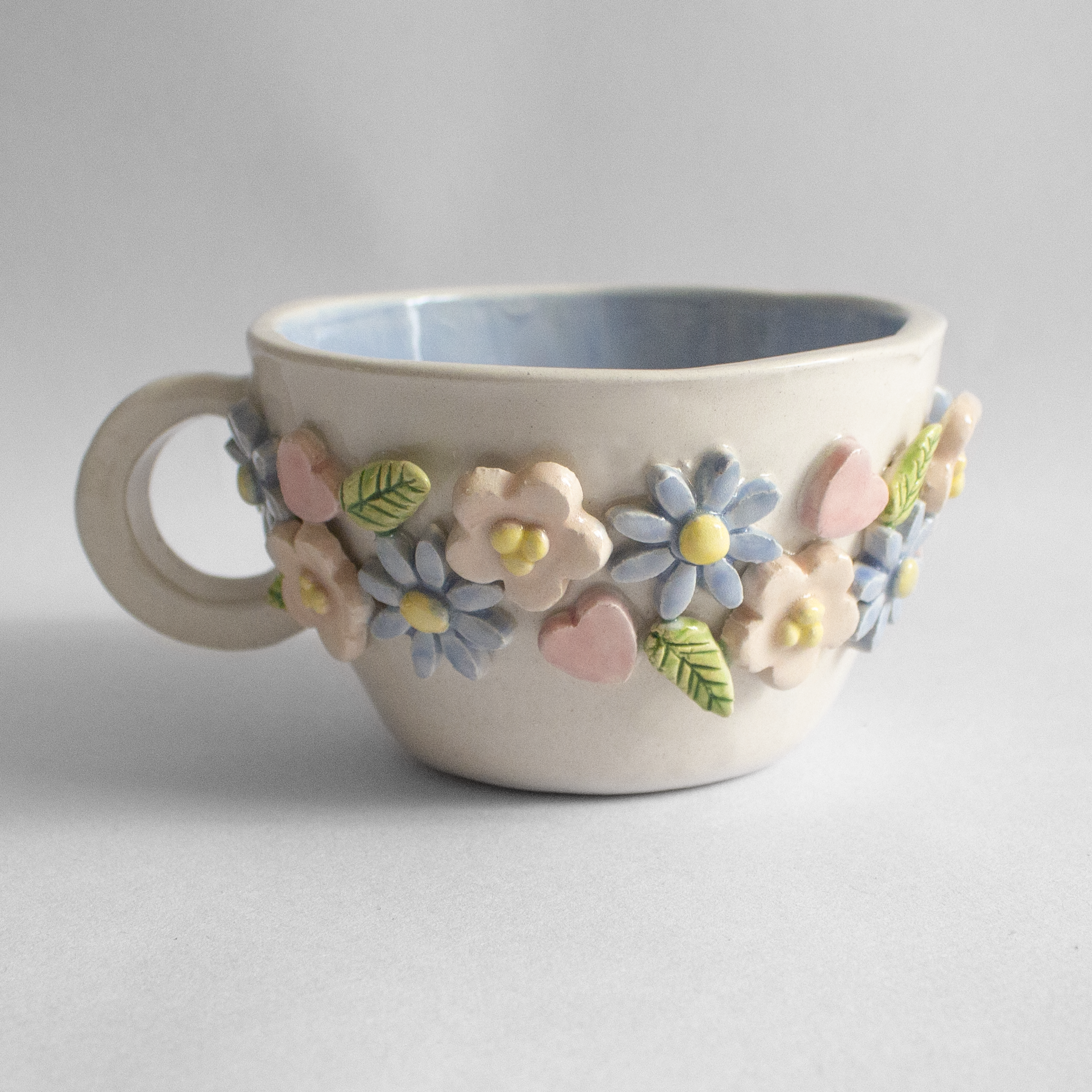 Taza con flores de colores - Imagen 3